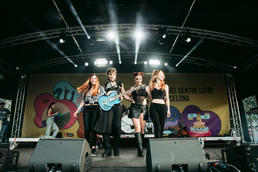 Quatre artistes a un dels escenaris de la festa del Centre LGTBI de Barcelona.