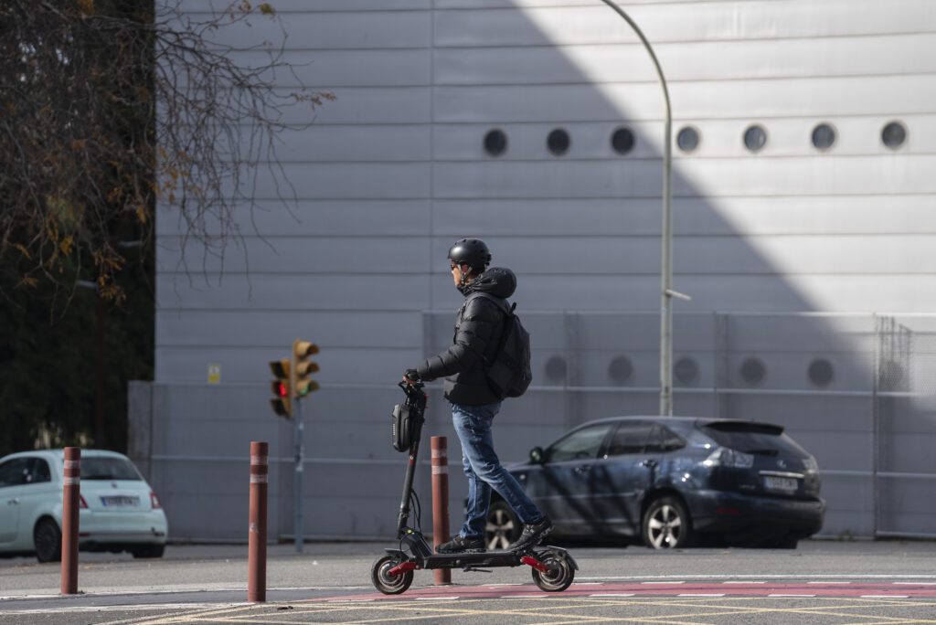  Una persona circula en patinet